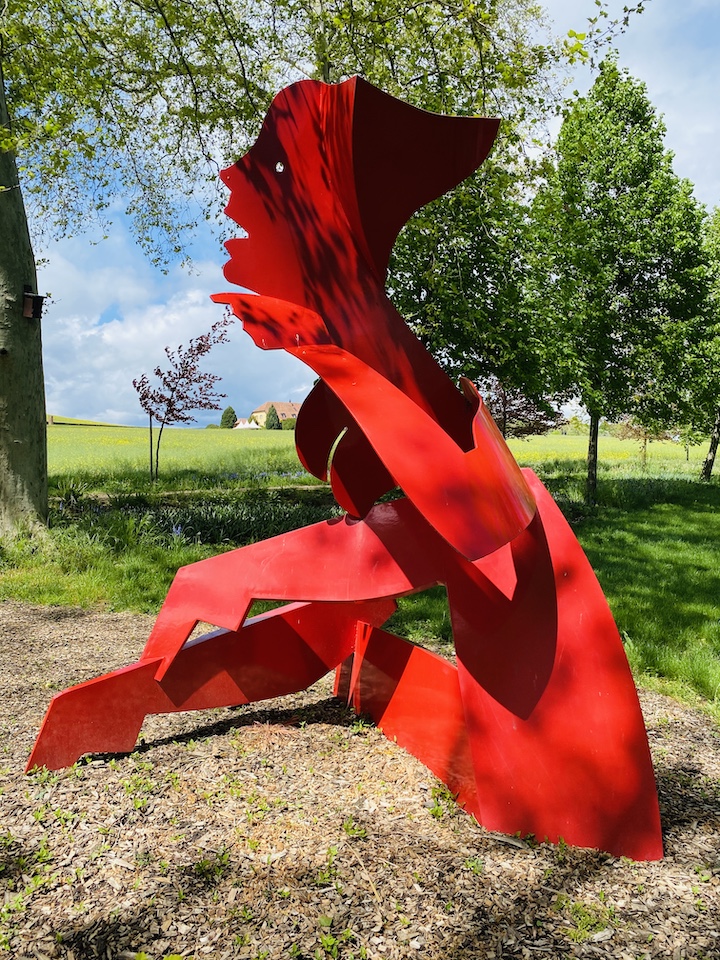 Oeuvre d'Allen Jones, Femme Assise, d'un rouge vif !