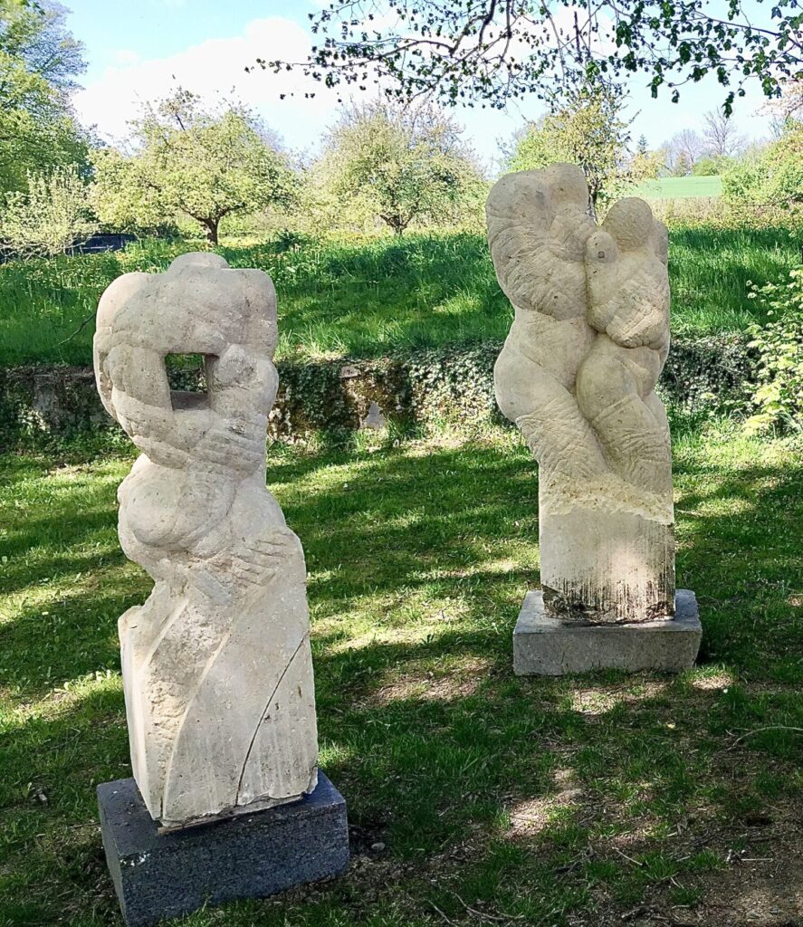 2 des 3 statues en pierre blanche de Laurent Dominique Fontana.