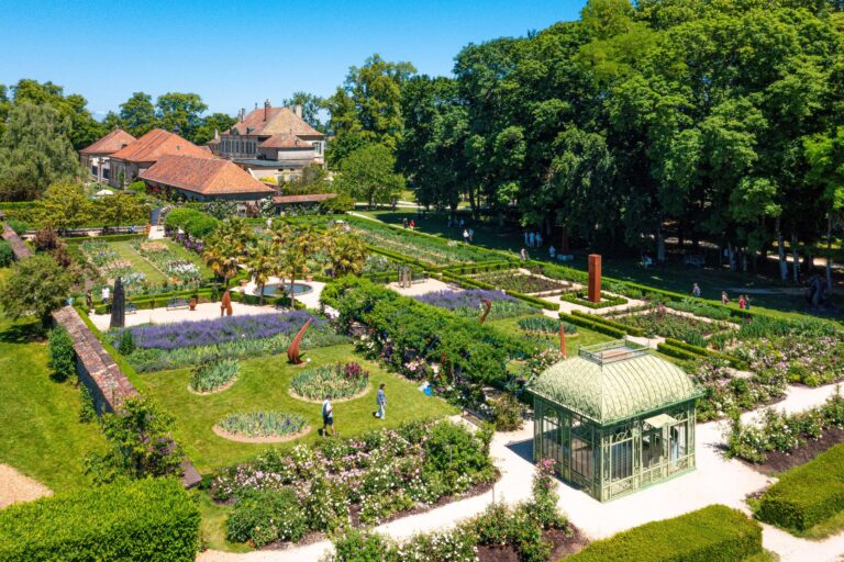 Vue aérienne du jardin de Doreen du Château de Vullierens lors de la floraison de printemps.
