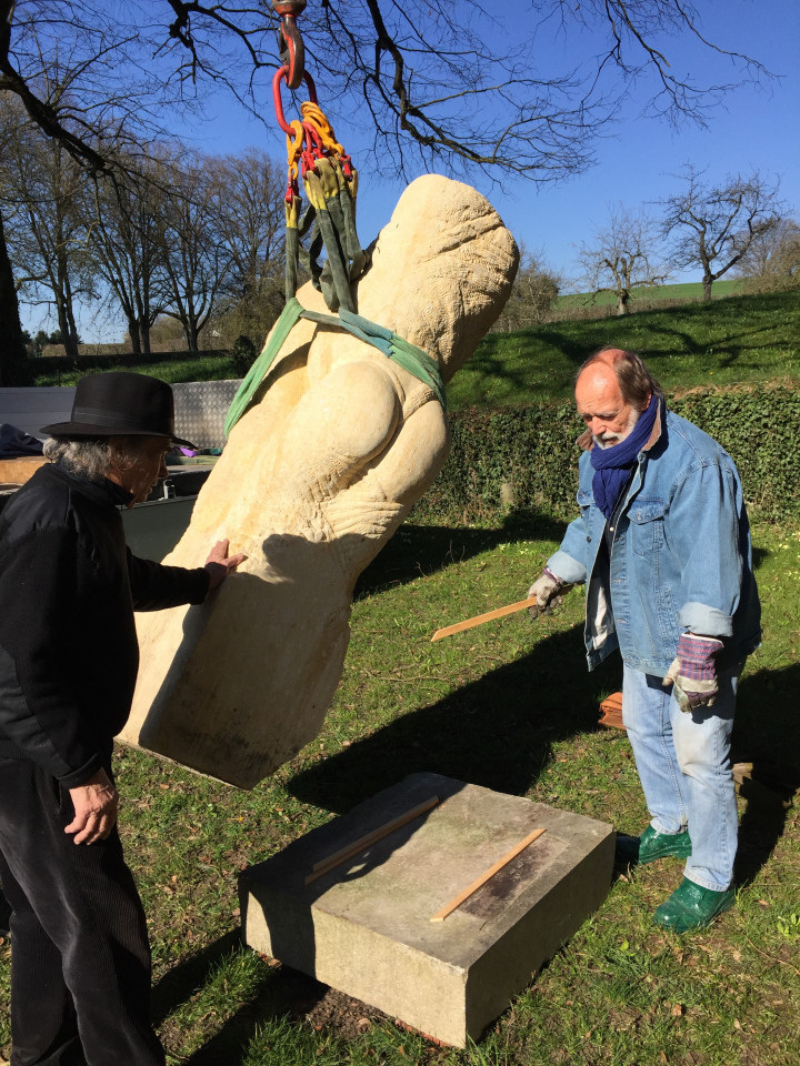 Laurent Dominique Fontana, artiste, en train d'installer une sculpture en pierre sur un socle au Château de Vullierens.