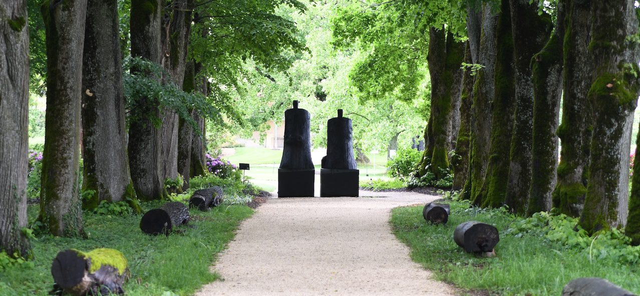Allée cavalière, bordée d'arbres centenaires, au Château de Vullierens.