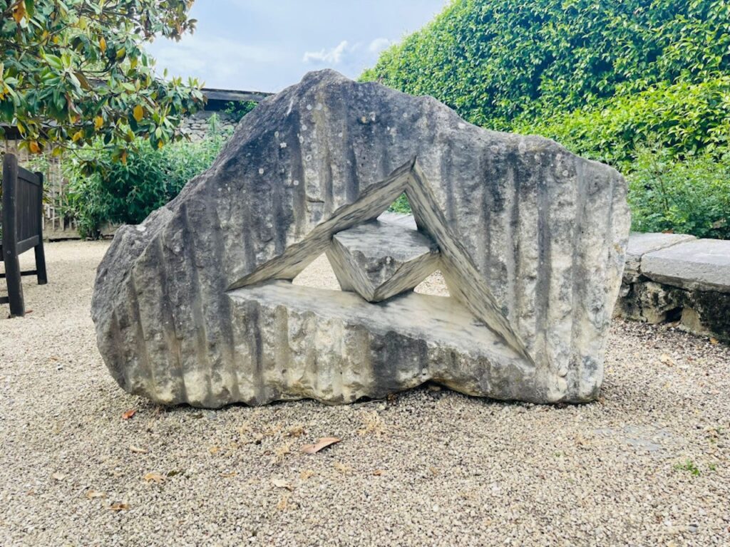 Oeuvre en pierre blanche de l'artiste Beat Kohlbrenner.