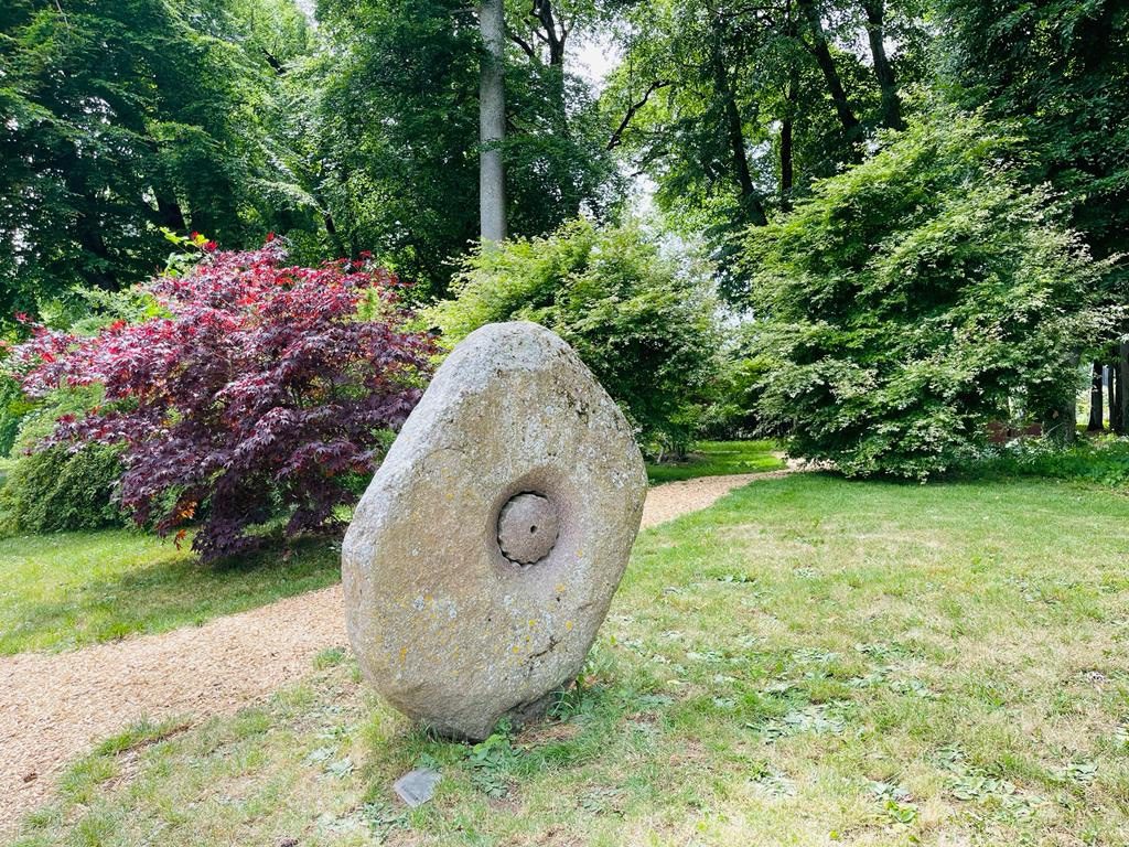 Oeuvre en pierre exposée dans les jardins du Château, de l'artiste Beat Kohlbrenner.