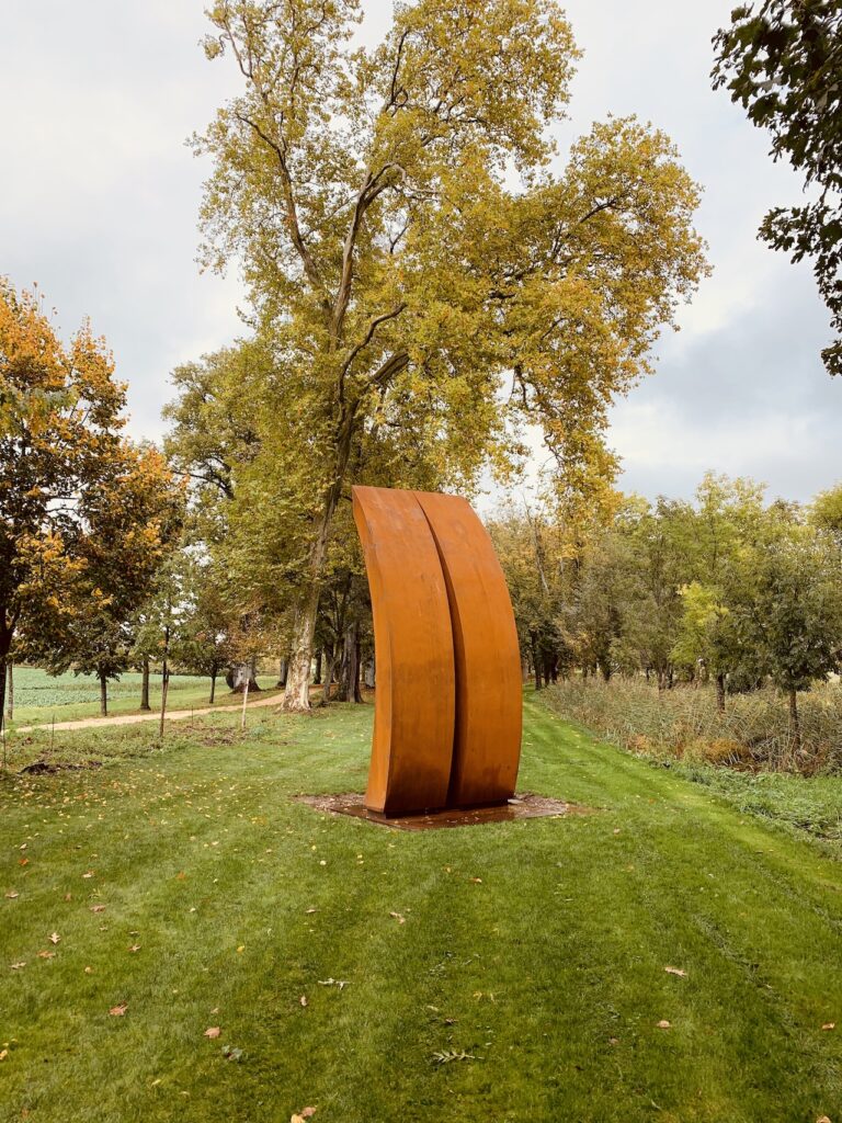 Sculpture orange, en acier corten, de Beverly Pepper.