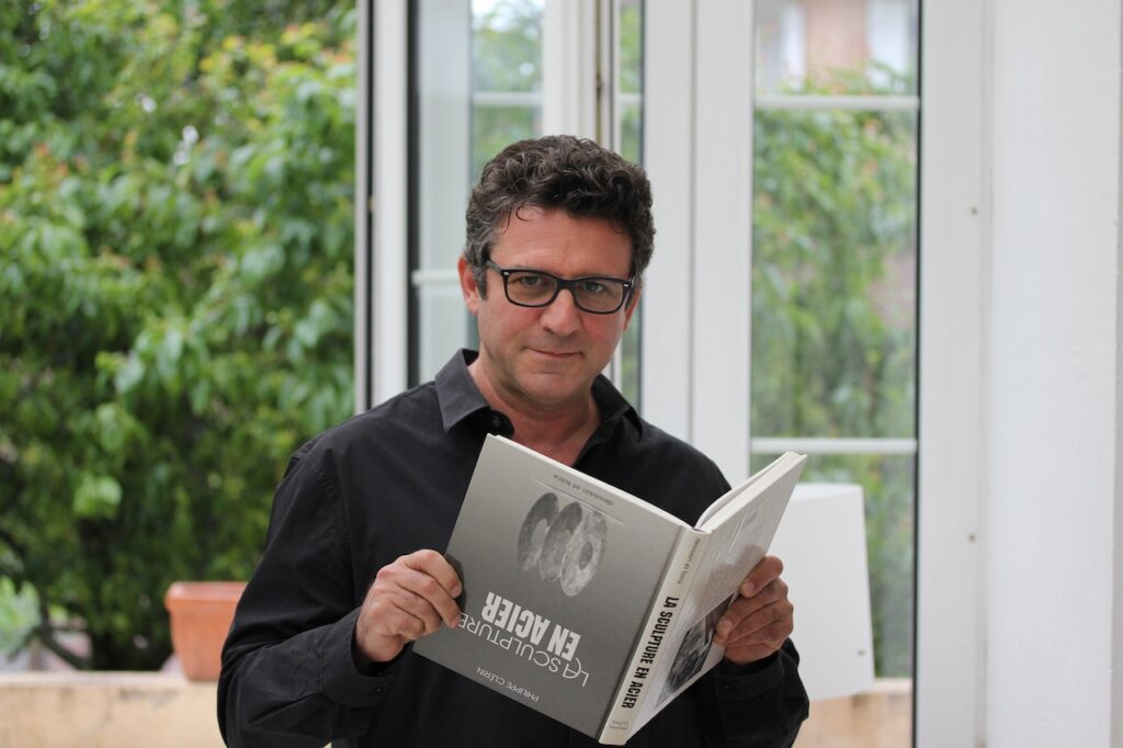 Portrait de l'artiste Carles Valverde en train de lire un livre.
