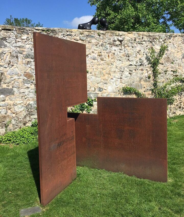 Sculpture en acier corten de l'artiste Carles Valverde.