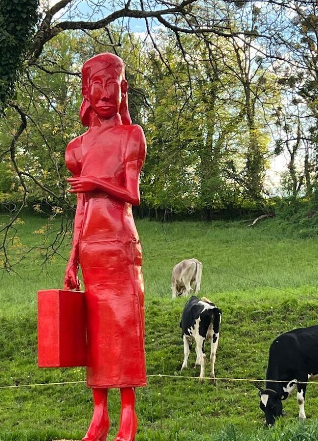 Oeuvre "La Gardienne du temps", de Catherine Gfeller, prise de face. Ses détails comme ses yeux, son sourire ou encore ses mains sont très visibles.