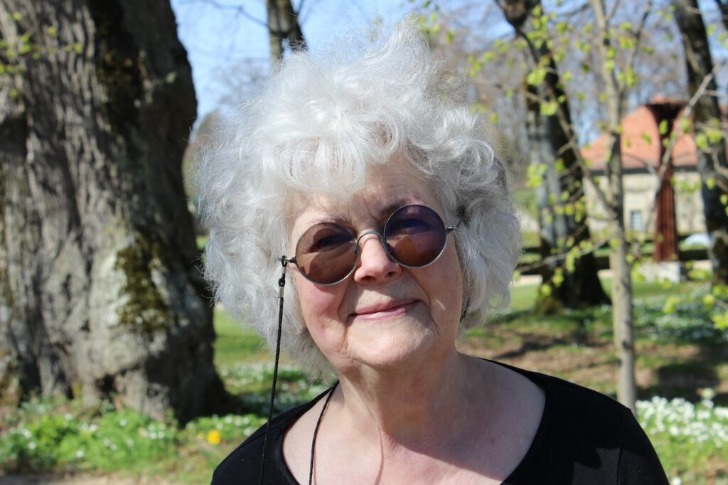 Portrait de l'artiste Gilian White dans les jardins du Château de Vullierens.