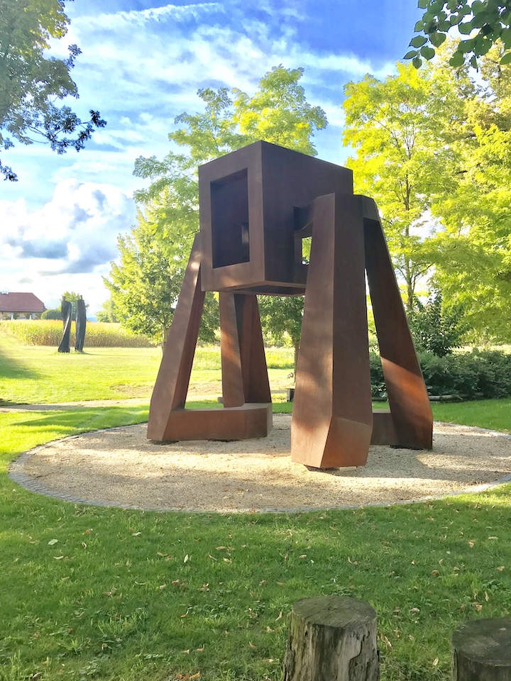 Oeuvre "chasm" de Gillian White présentée dans le jardin Muni au Château de Vullierens. C'est une oeuvre monumental de couleur brune.