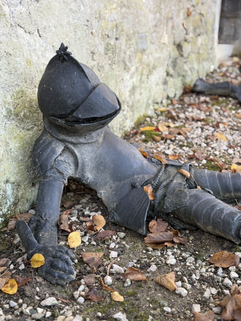 Vue rapprochée d'une des "Armour Boys" de l'artiste Laura Ford.