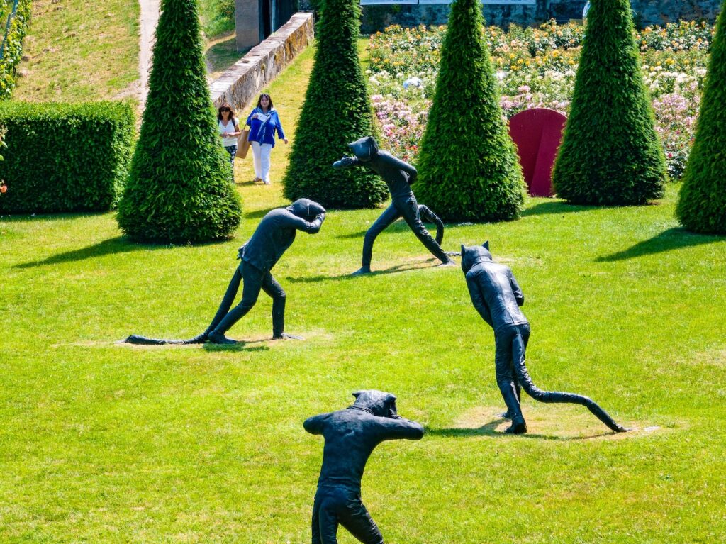 Vue aérienne des chats de l'artiste Laura Ford. Cette armée féline, tout en bronze, provient de son important travail pour « Days of judgment » et occupe les terrasses sud du Château.