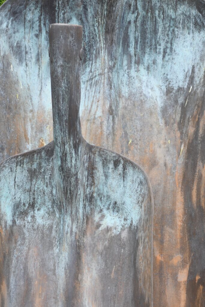 Vue rapprochée d'une des oeuvres de Manuel Torres représentant 2 pelles géantes.