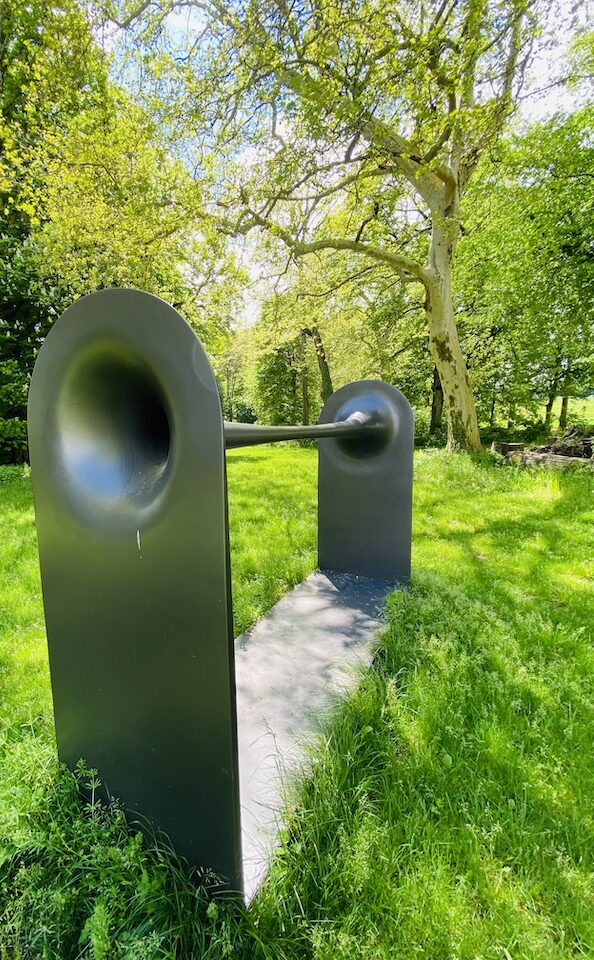 Vue rapprochée de la sculpture Dià de Michele Spanghero dans les jardins du Château de Vullierens.