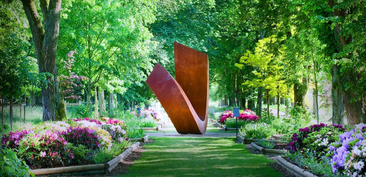Plan large du jardin de Muni en fleurs au printemps au Château de Vullierens.