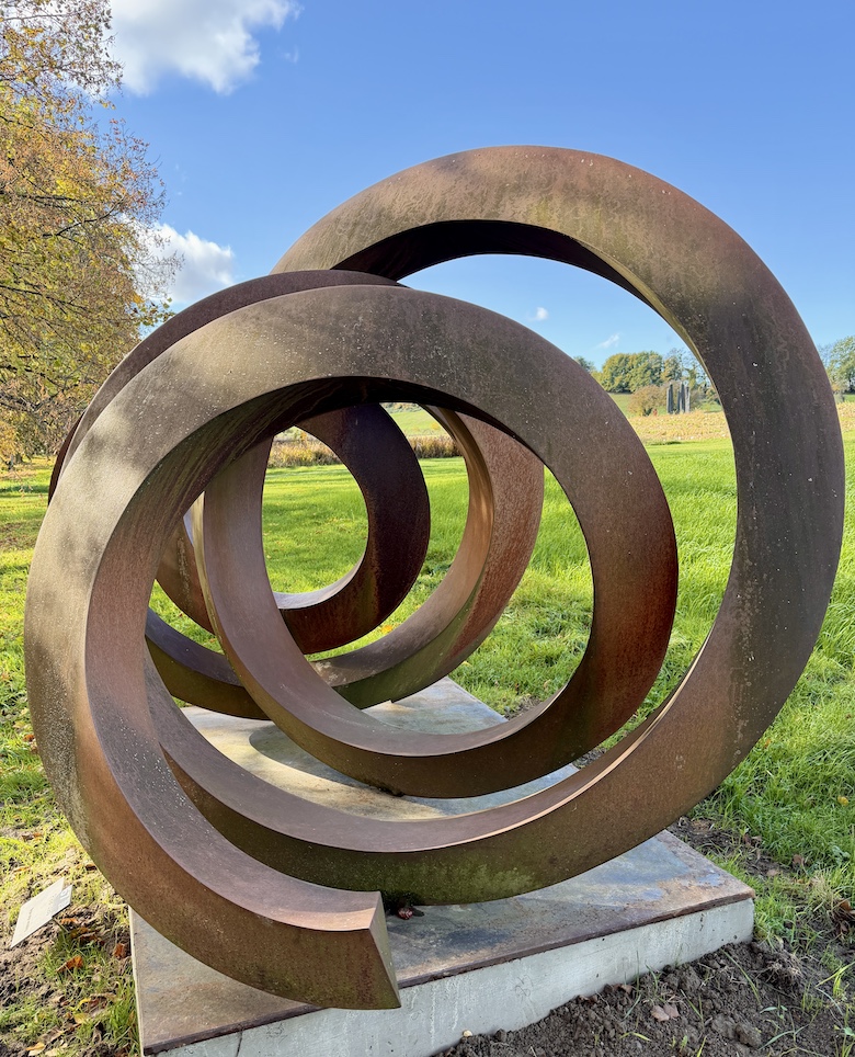 Sculpture métallique de Pieter Obels exposée le long de l'allée cavalière dans les jardins du Château de Vullierens.