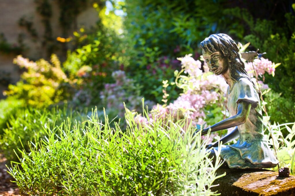 Plan rapproché d'une sculpture illsutrant une elfe dans le jardin secret du Château de Vullierens.
