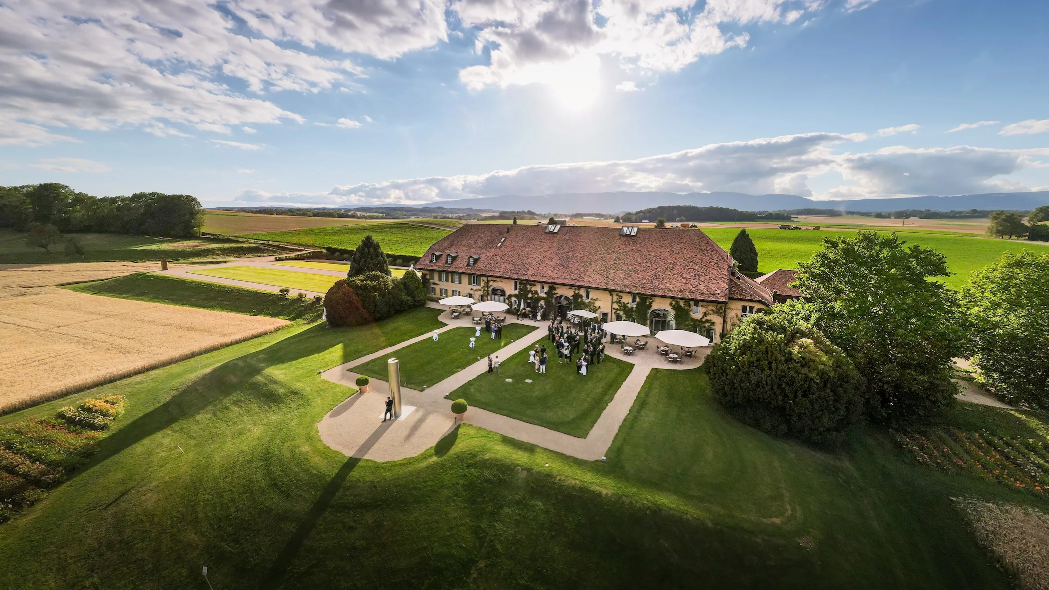 Vue aérienne de Portes des Iris, le lieu événementiel du Château de Vullierens. Il s'agit de l'ancienne ferme du domaine.