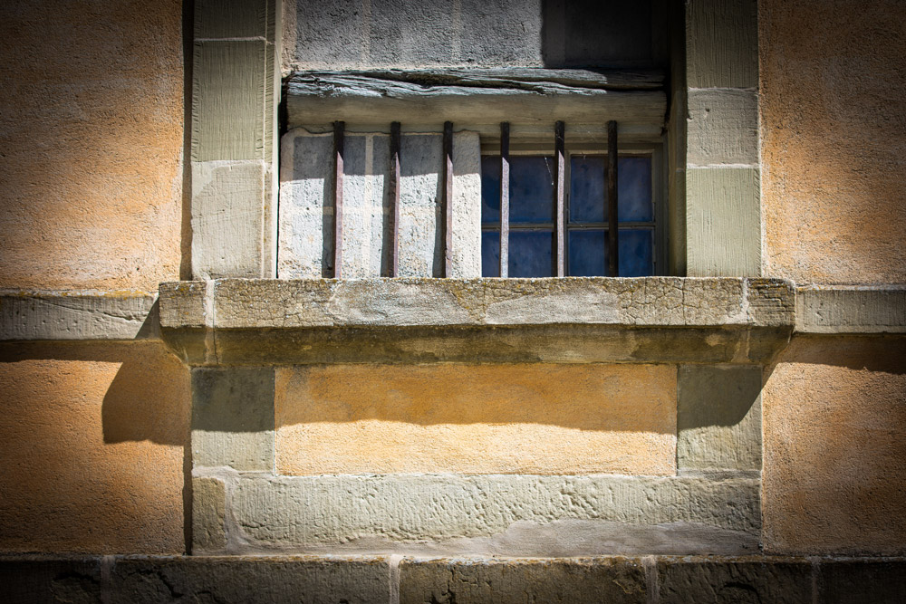 Une des fenêtres du Château de Vullierens avec des barreaux devant.