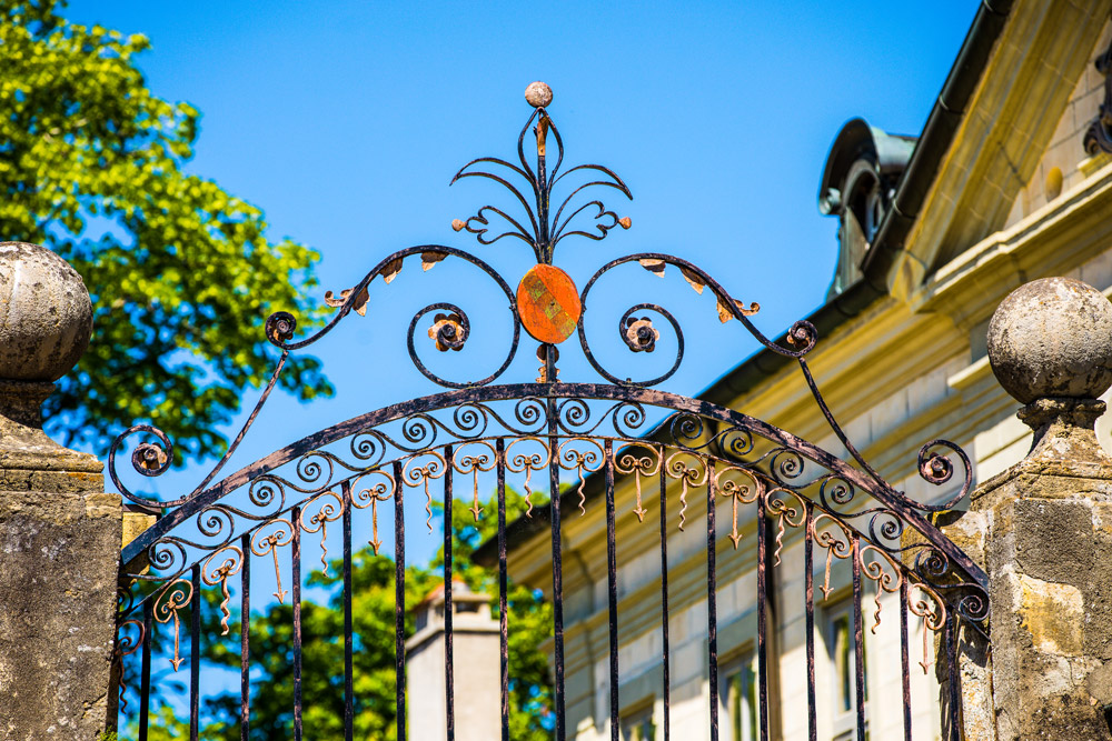 Armoirie du Château de Vullierens sculptée sur les grilles du portail du Château de Vullierens.