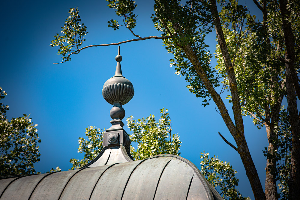 Décoration en taule sur le haut de la tour du Château de Vullierens.