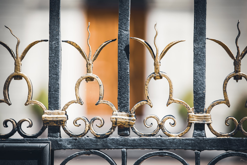 Détails des grilles du portail du Château de Vullierens.