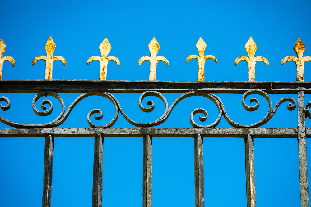 Décorations des grilles du Château de Vullierens de couleurs dorées.