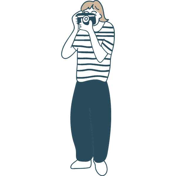 Illustration en bleu et beige d'une jeune femme passionné par la photographie qui illustre la cible "promeneur" du Château de Vullierens.