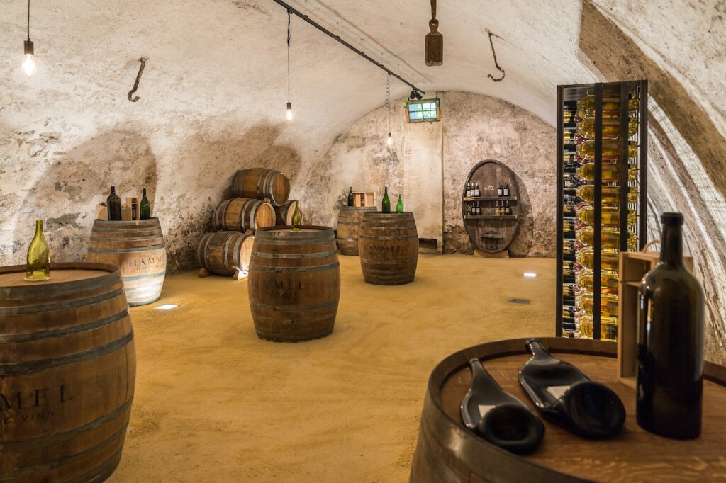 La cave privée du Château de Vullierens pour un apéritif debout.
