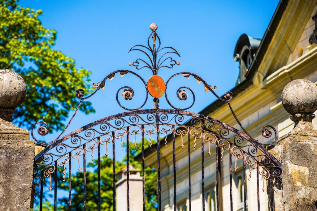 Les grilles d'origine du Château de Vullierens avec l'armoirie familiale peinte.
