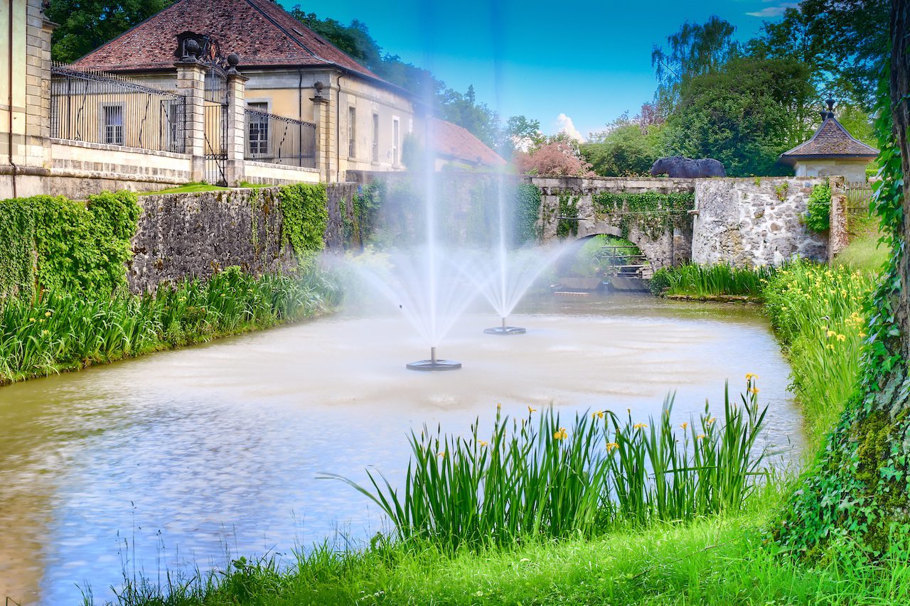 Les deux fontaines des douves du Château de Vullierens en action.