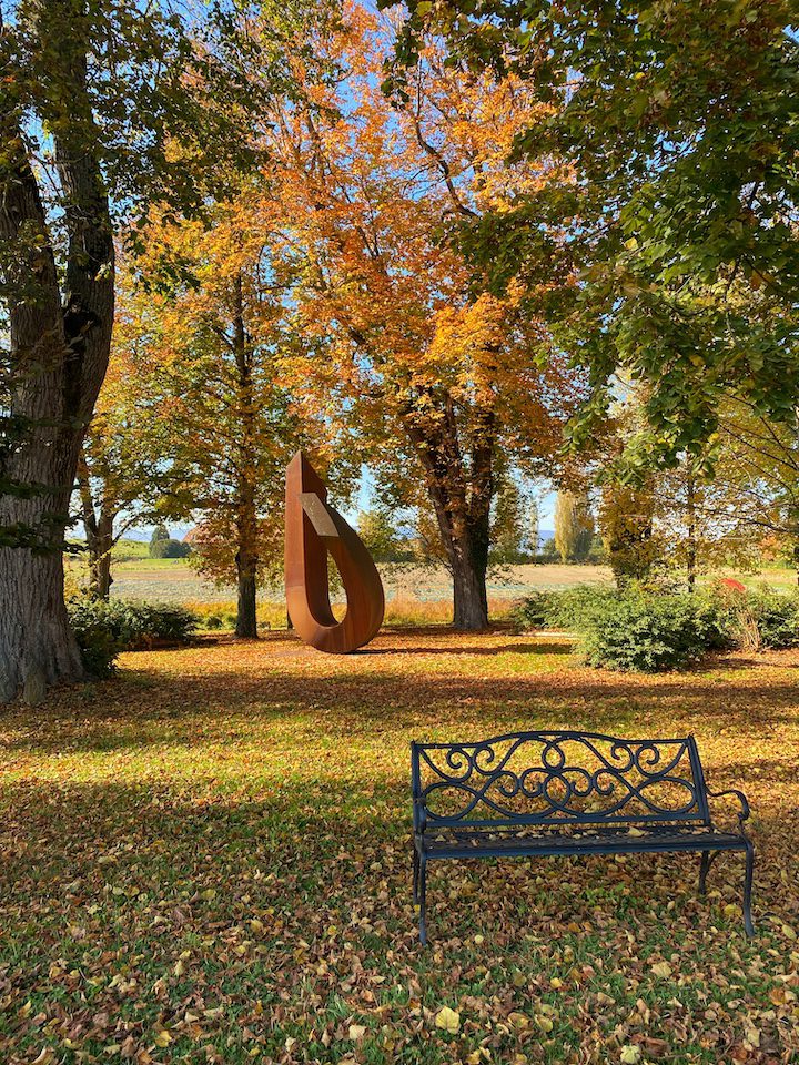 Jardin de Muni aux arbres dorés grâce à leurs feuillages d'automne.