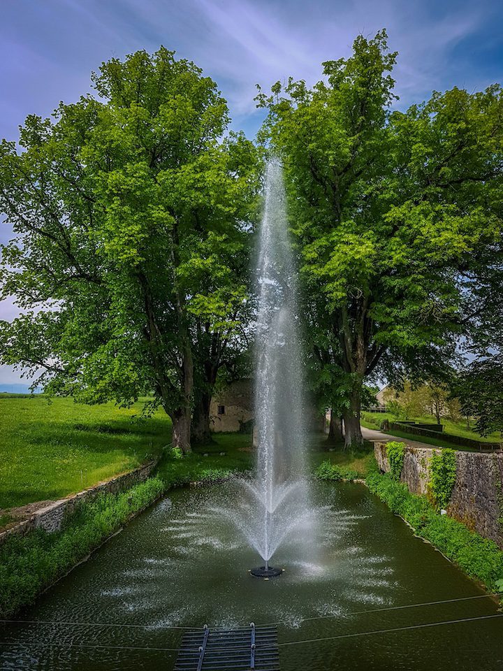 Douves du château avec ses deux jets d'eau activé.