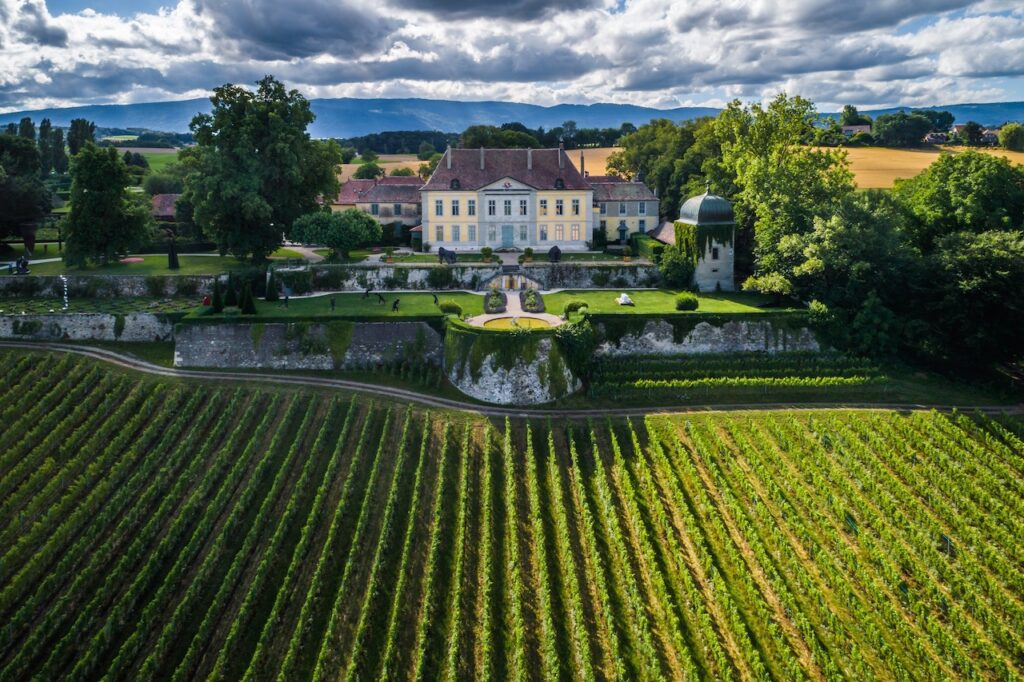 Vue aérienne du vignole du Château de Vullierens avec vue sur le Château en arrière plan, jeu de lumière grâce aux nuages présents ce jour-là.