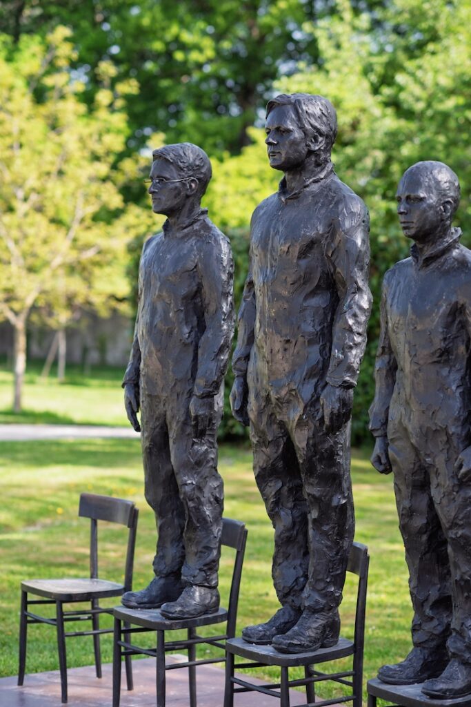 Close-up de la sculpture de Davide Dormino "Anything to say ?", on y voit 3 hommes sculptés debout en train de protester.