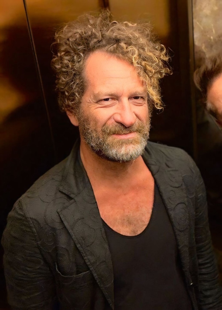 Portait de l'artiste Davide Dormino, qui expose au Château de Vullierens.