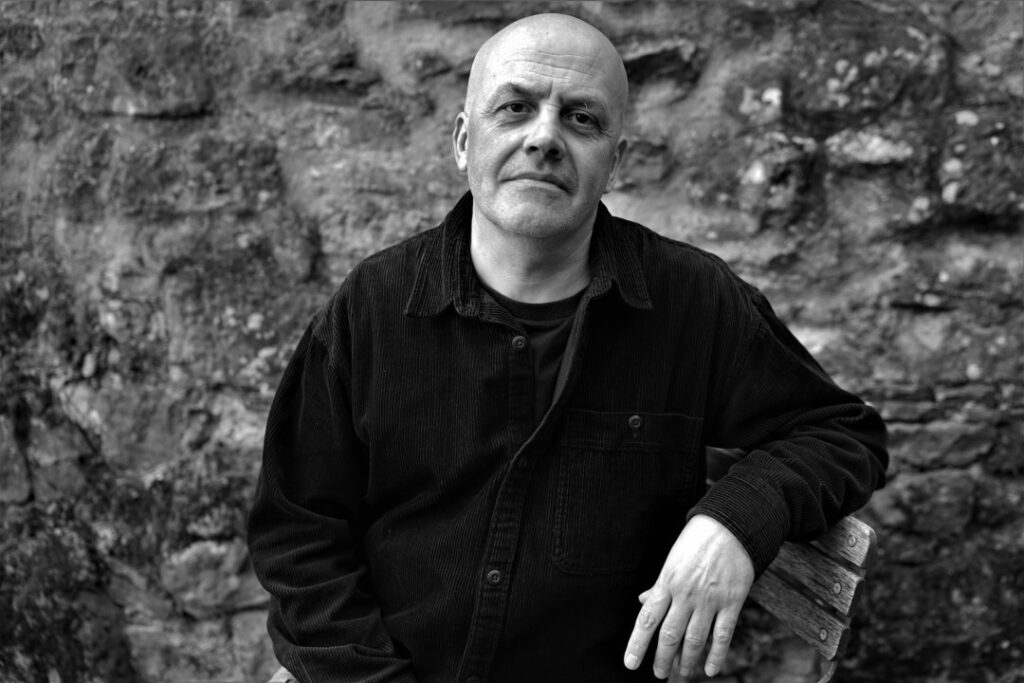 Portrait de l'artiste Paolo Grassino, en noir et blanc.