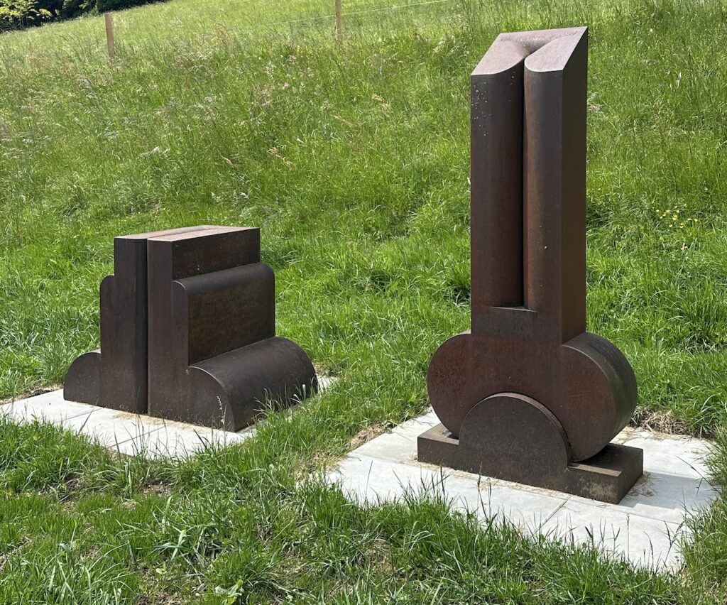 Deux oeuvres de Manuel Torres, présentées le long du Torres Walk.