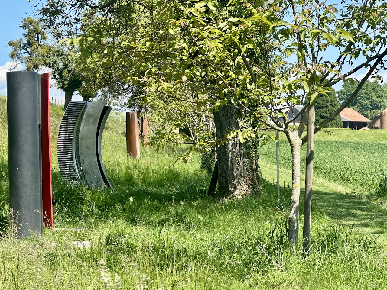 Torres walk de plus près afin de voir le détails de quelques oeuvres exposées le long de ce sentier.