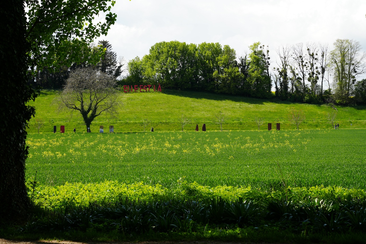 Vue large du Torres Walk, qui est une balade en mémoire de cette artiste. Différentes oeuvres sont exposées le long du sentier.